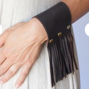 Heather Gardner 3in Cali Fringe Cuff-Gray Snakeskin